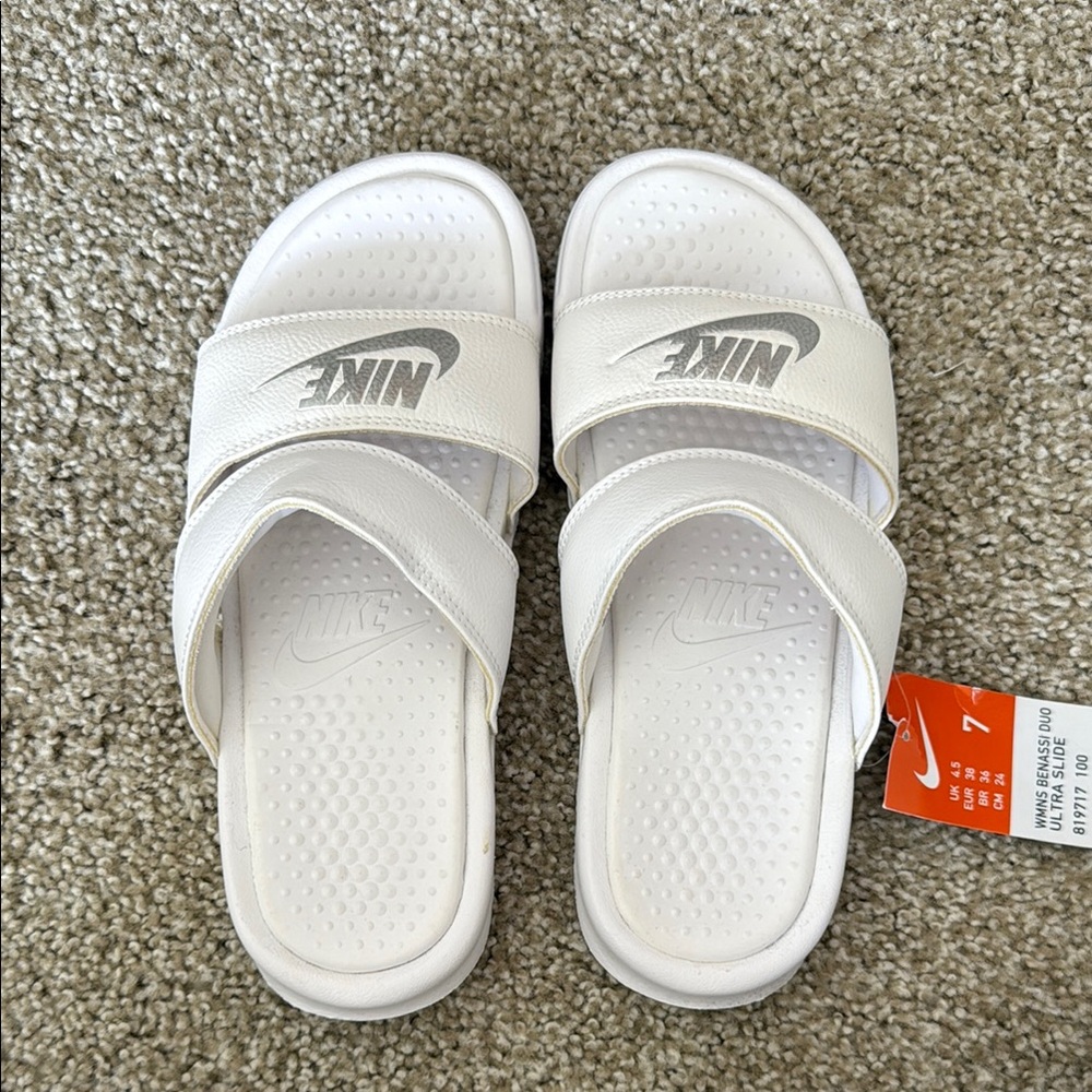 NWT Women’s Nike White & Silver Slide Sandals Sz 7